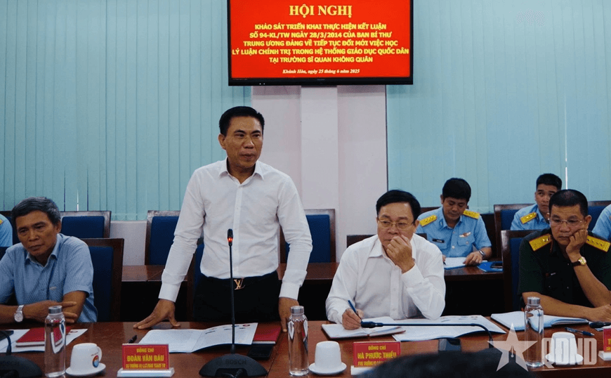 Đoàn khảo sát của Ban Tuyên giáo và Dân vận Trung ương làm việc với Trường Sĩ quan Không quân