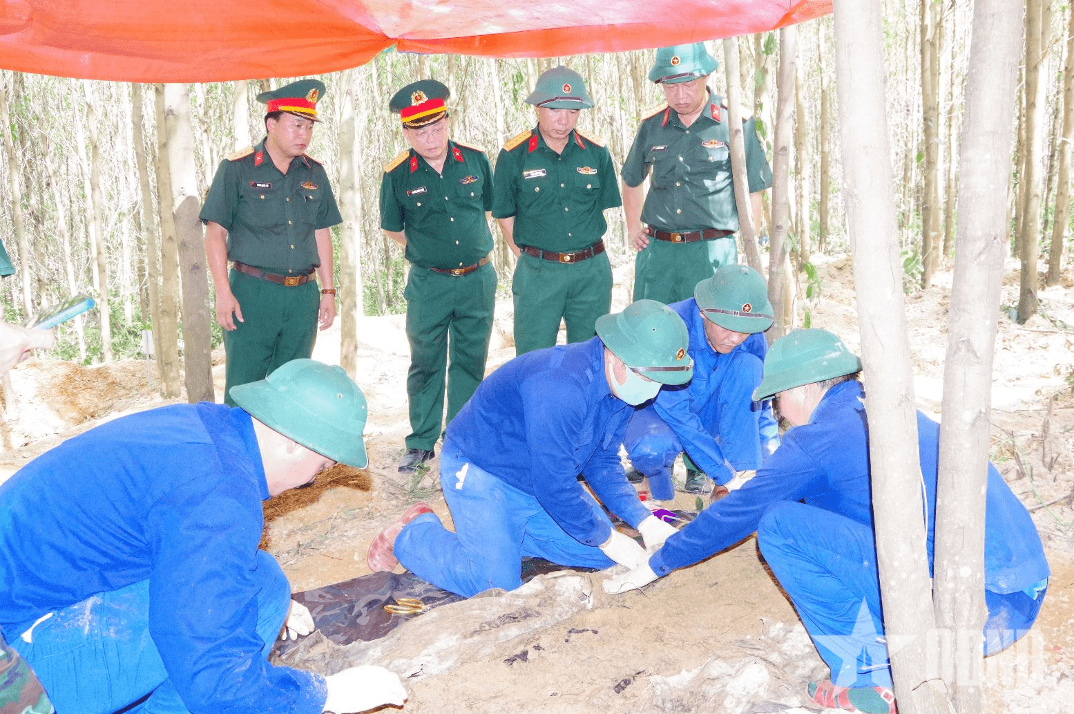 Sư đoàn 968 (Quân khu 4) tìm kiếm, quy tập 11 hài cốt liệt sĩ