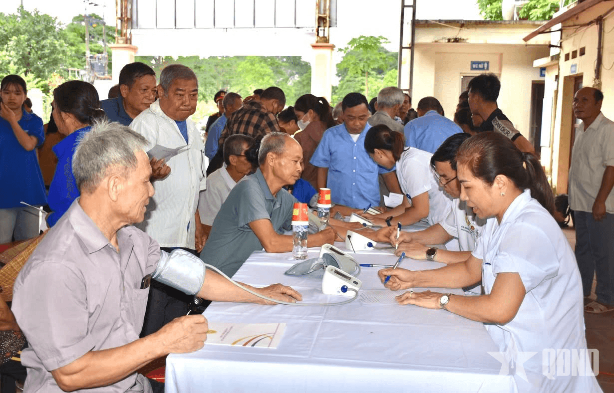 Học viện Quân y khám bệnh, cấp thuốc miễn phí cho người dân huyện Yên Thế