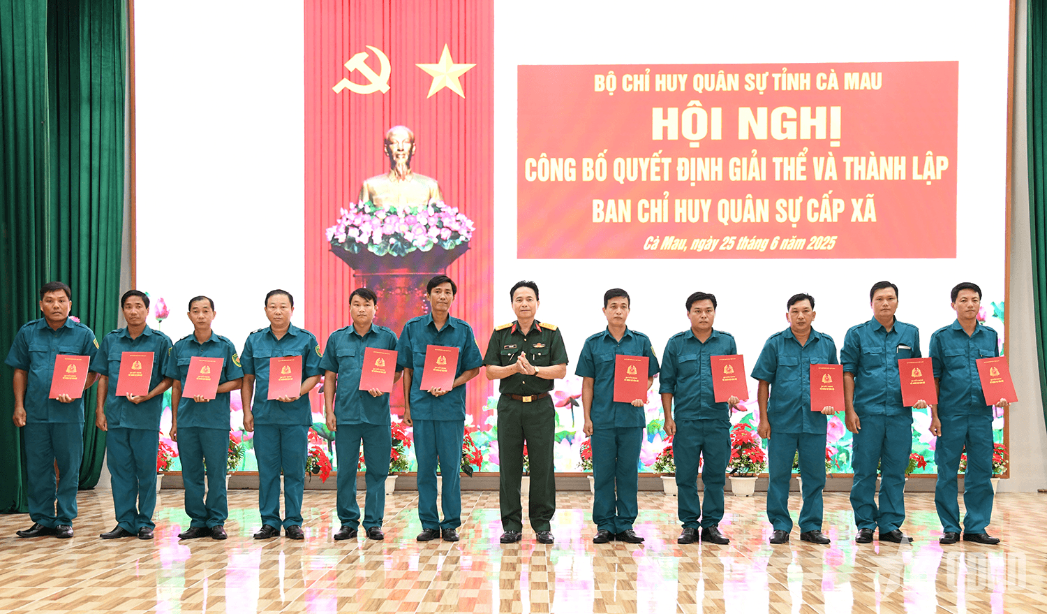 Cà Mau: Công bố các quyết định giải thể và thành lập Ban chỉ huy quân sự cấp xã, phường