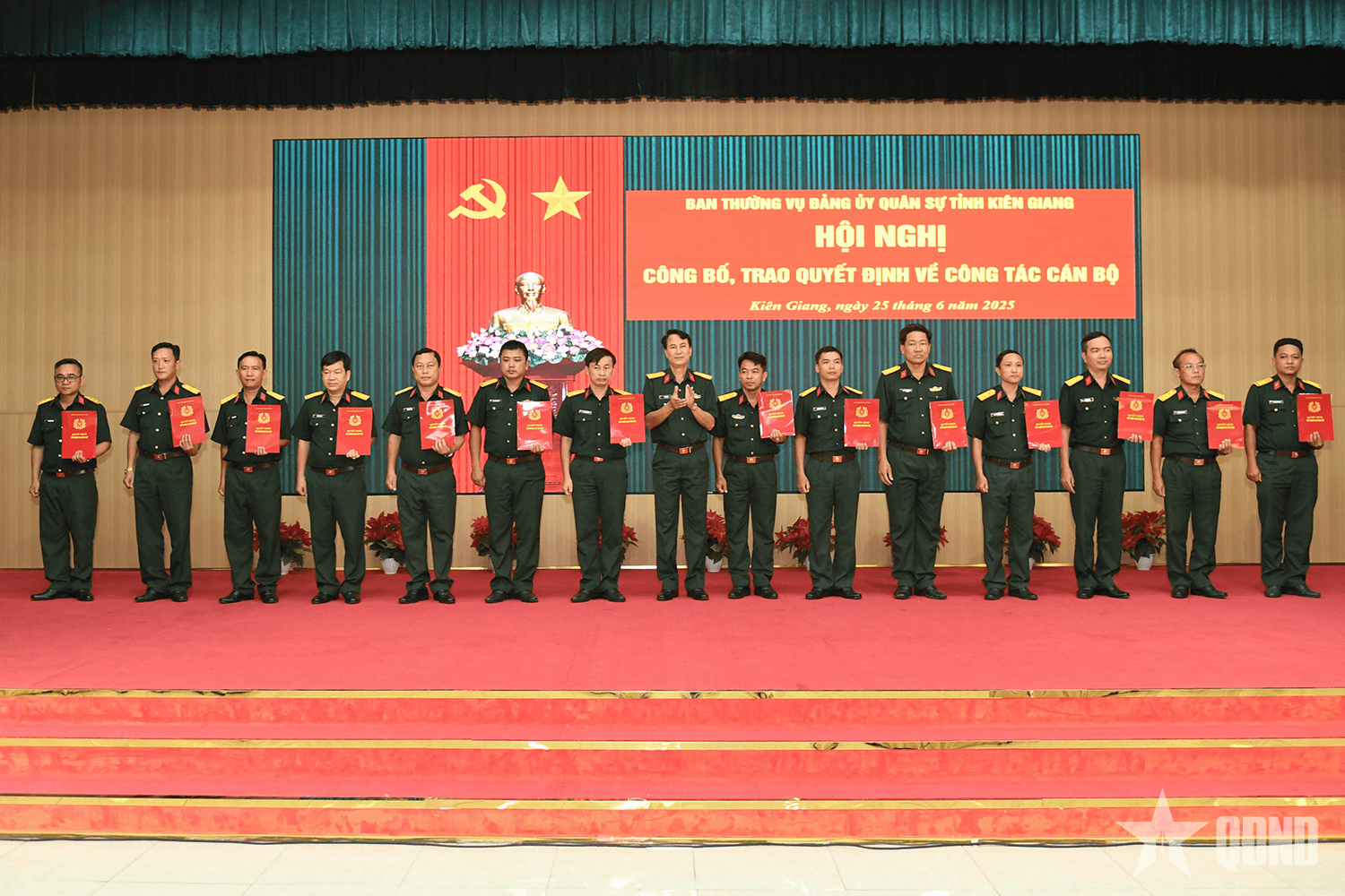 Bộ CHQS tỉnh Kiên Giang trao quyết định về công tác cán bộ