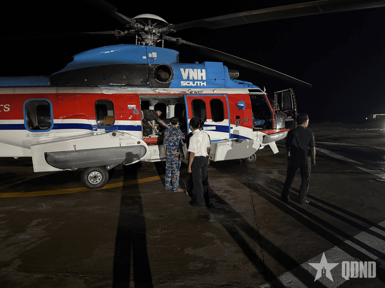 Đưa bệnh nhân bằng trực thăng từ đảo Tiên Nữ về Bệnh viện Quân y 175 điều trị