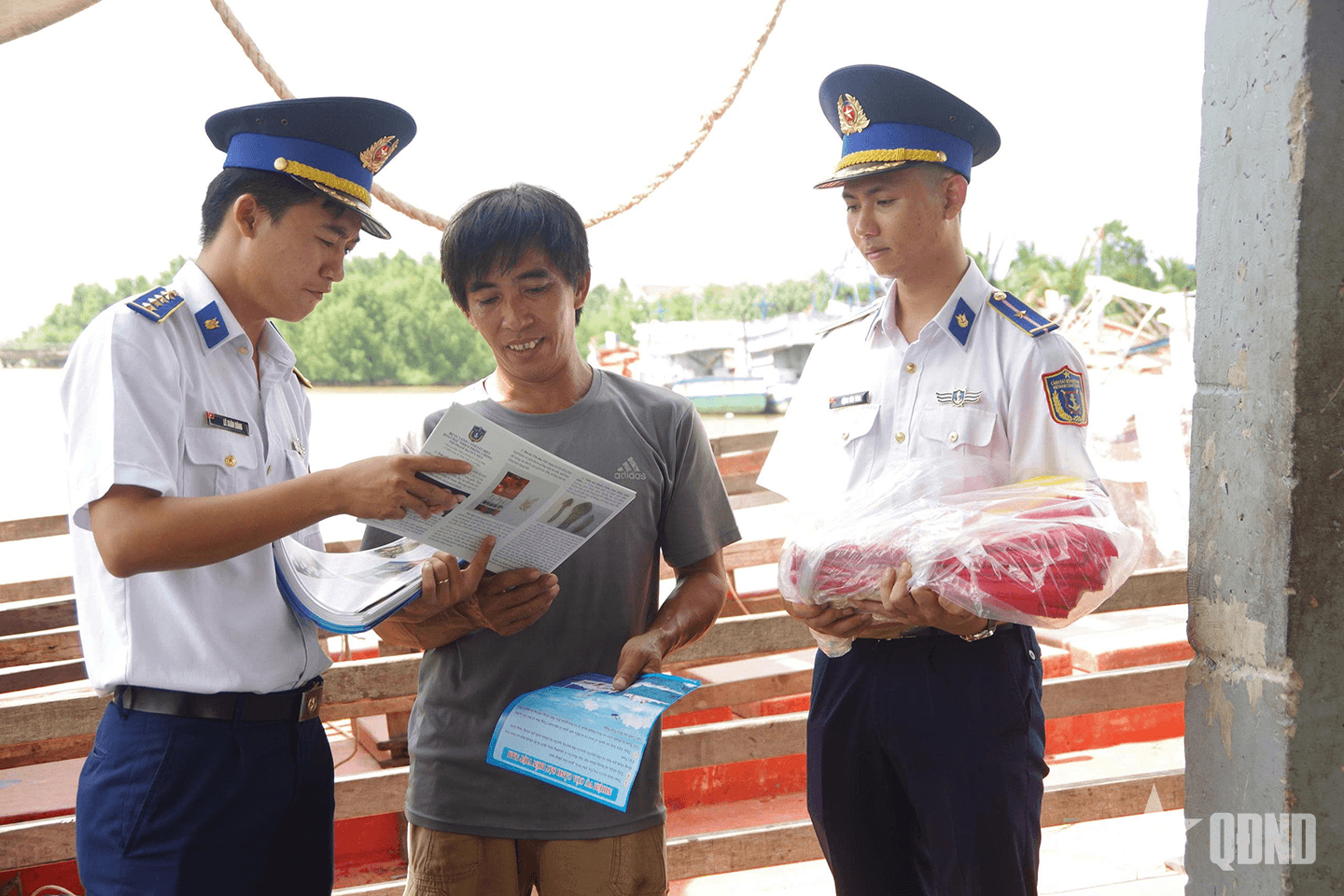 Tuyên truyền pháp luật lưu động cho hơn 300 ngư dân Cảng cá Trần Đề