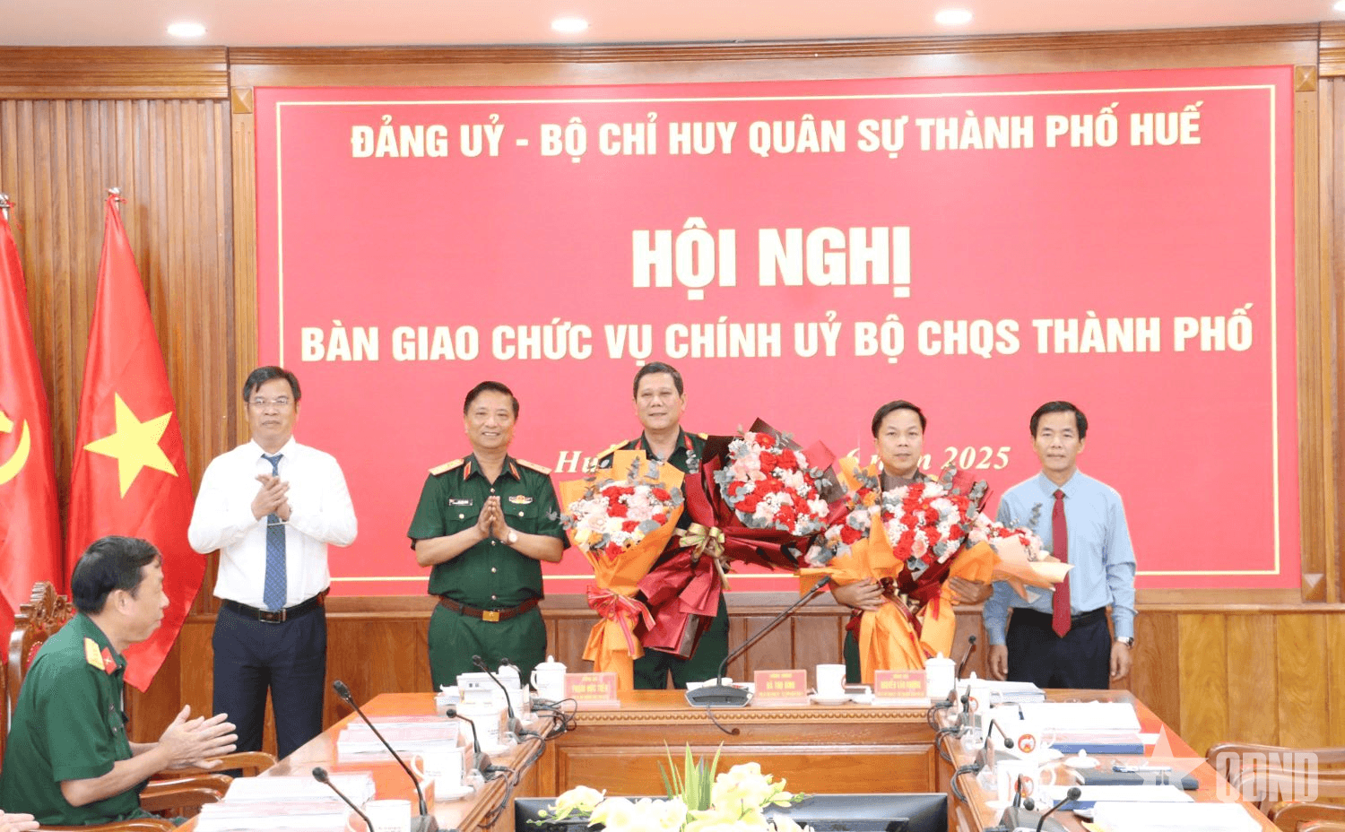 Bàn giao chức vụ Chính ủy Bộ Chỉ huy Quân sự thành phố Huế