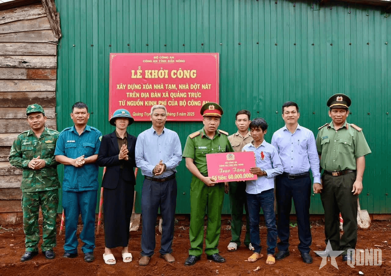 Công an xã Quảng Trực giúp dân xóa nhà tạm