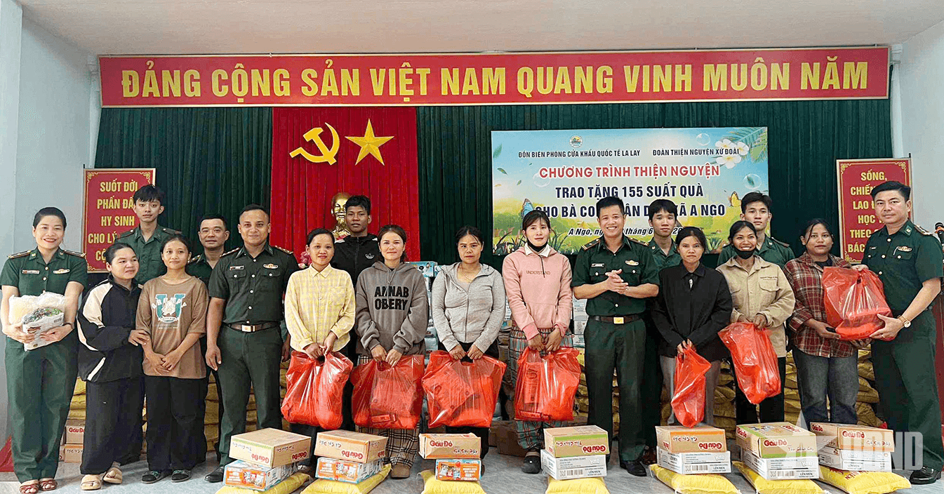 Tặng quà đồng bào Pa Cô ở xã biên giới A Ngo (huyện Đakrông, Quảng Trị)