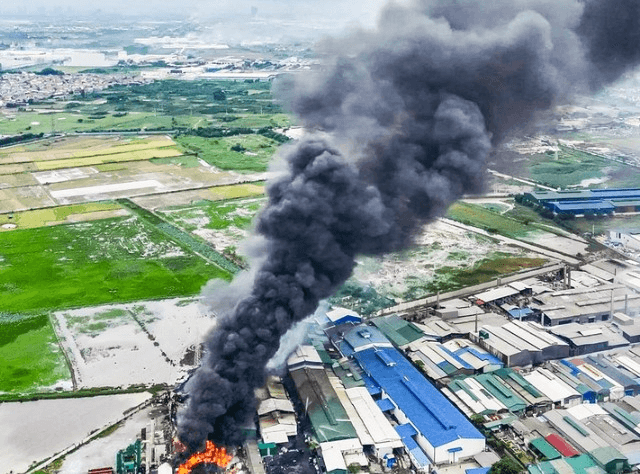 Vẫn đang cháy lớn tại xưởng tái chế phế thải ở Hưng Yên