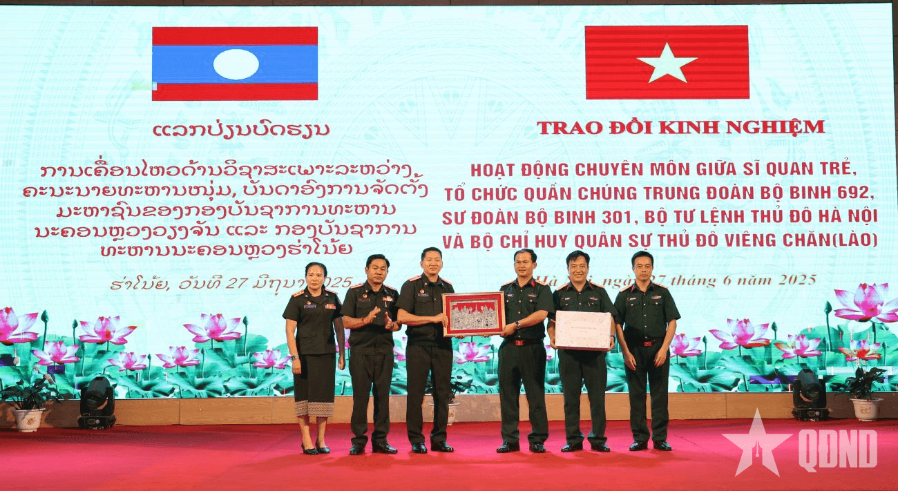 Đoàn sĩ quan trẻ Bộ CHQS Thủ đô Viêng Chăn giao lưu tại Trung đoàn 692