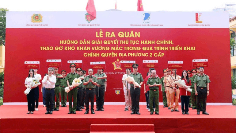 Ra quân hướng dẫn thủ tục hành chính trong triển khai chính quyền địa phương 2 cấp