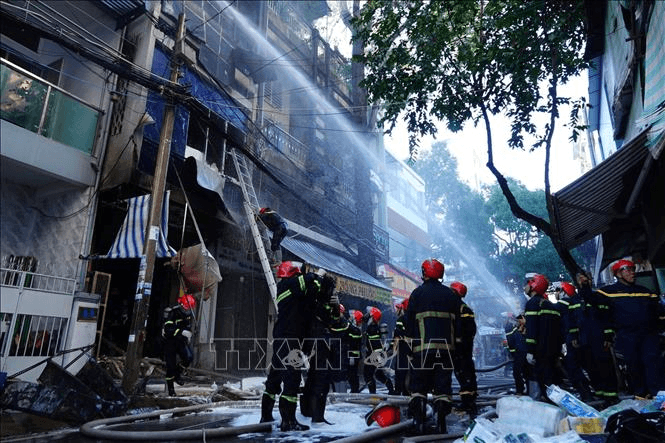Dập tắt đám cháy cửa hàng ở trung tâm thành phố Cần Thơ