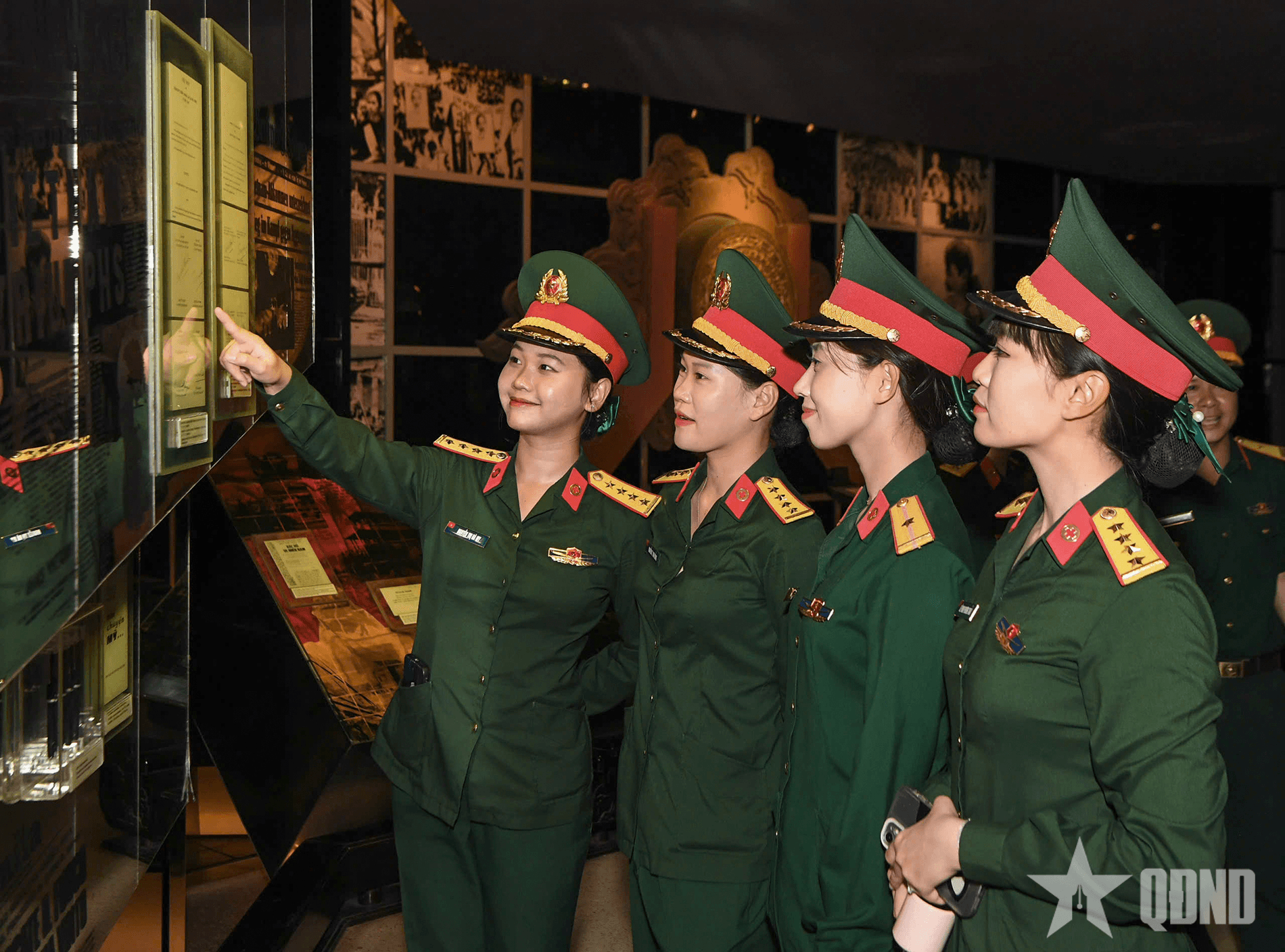 Các khối diễu binh, diễu hành tham quan, học tập lịch sử tại Bảo tàng Hồ Chí Minh