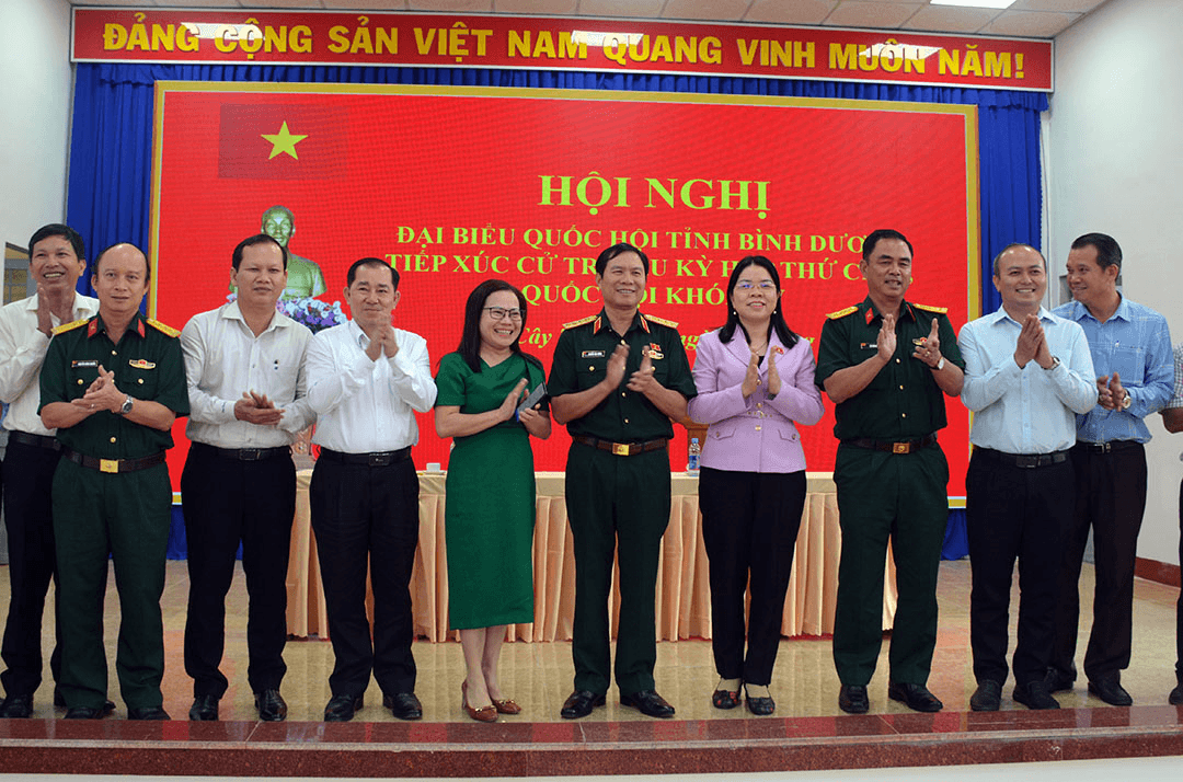 Đại tướng Nguyễn Tân Cương tiếp xúc cử tri tại tỉnh Bình Dương