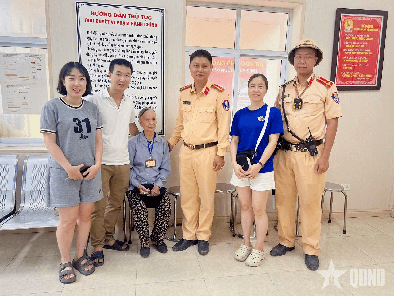 Cảnh sát giao thông Hà Nội giúp đỡ cụ bà 87 tuổi đi lạc về với gia đình