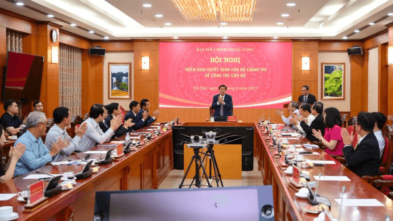 Trao Quyết định của Bộ Chính trị điều động, bổ nhiệm Phó trưởng Ban Nội chính Trung ương

​