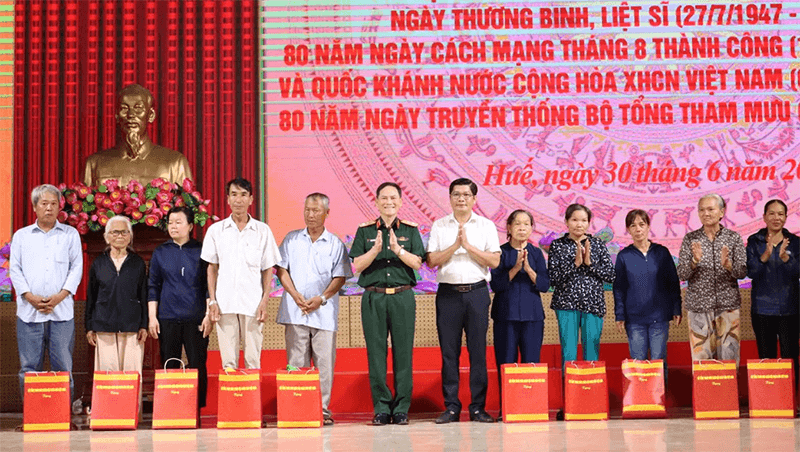 Bộ Quốc phòng hỗ trợ xây dựng Nhà văn hóa cộng đồng tránh lũ, tặng quà gia đình chính sách tại Huế