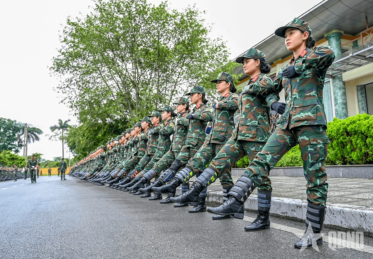Những nữ quân nhân tham gia luyện tập diễu binh