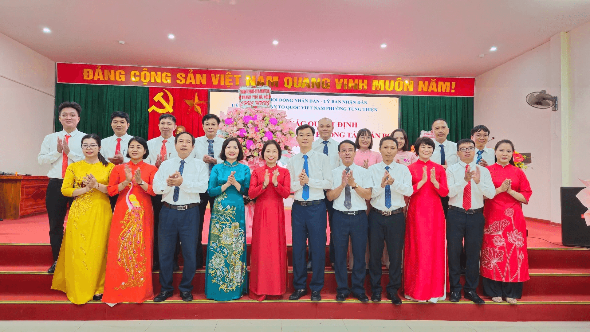 Hà Nội: Trao quyết định nhân sự các phường Tùng Thiện, Sơn Tây và xã Đoài Phương