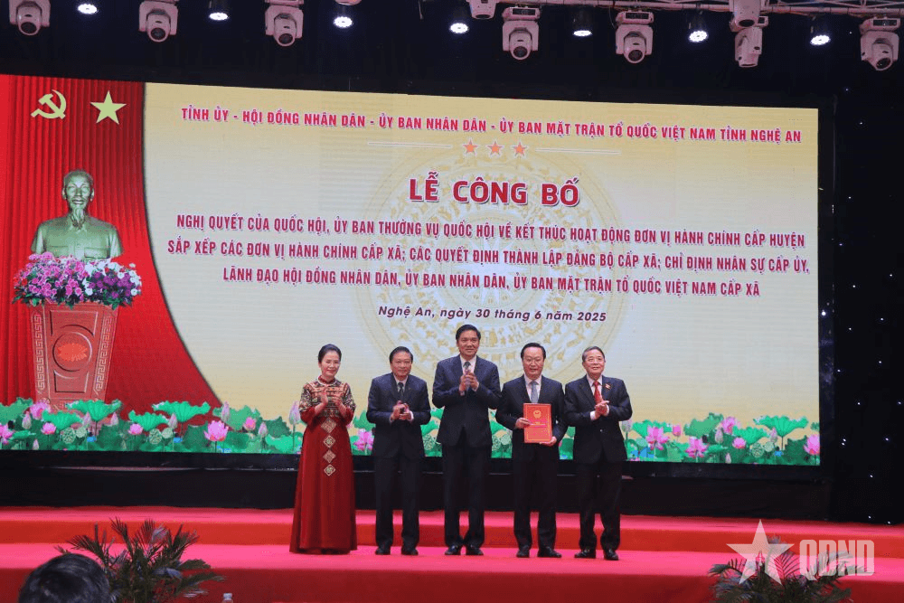 Nghệ An công bố các quyết định thực hiện chính quyền 2 cấp