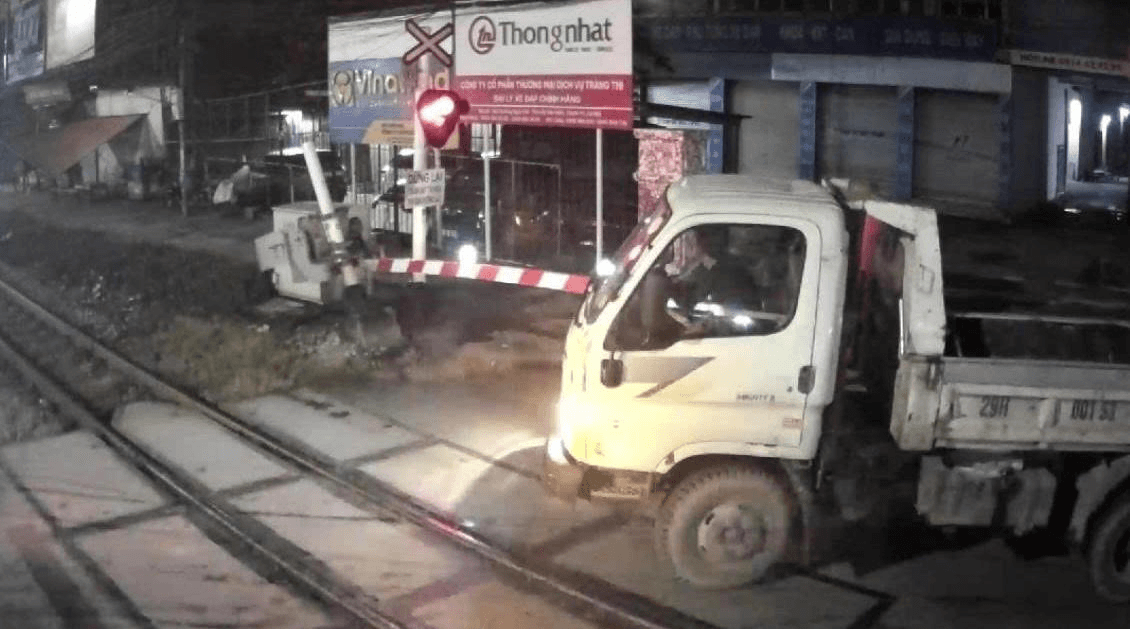Hà Nội: Xử lý tài xế xe tải vượt đường ngang, đâm gãy barie