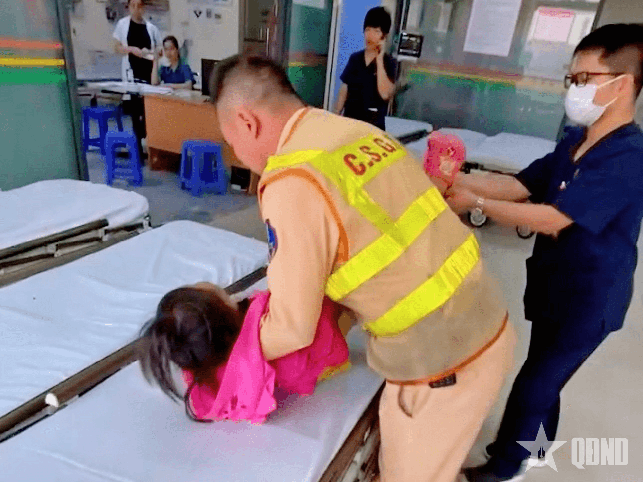 Cảnh sát giao thông Hà Nội hỗ trợ gia đình đi du lịch bằng xe máy gặp tai nạn trong mưa