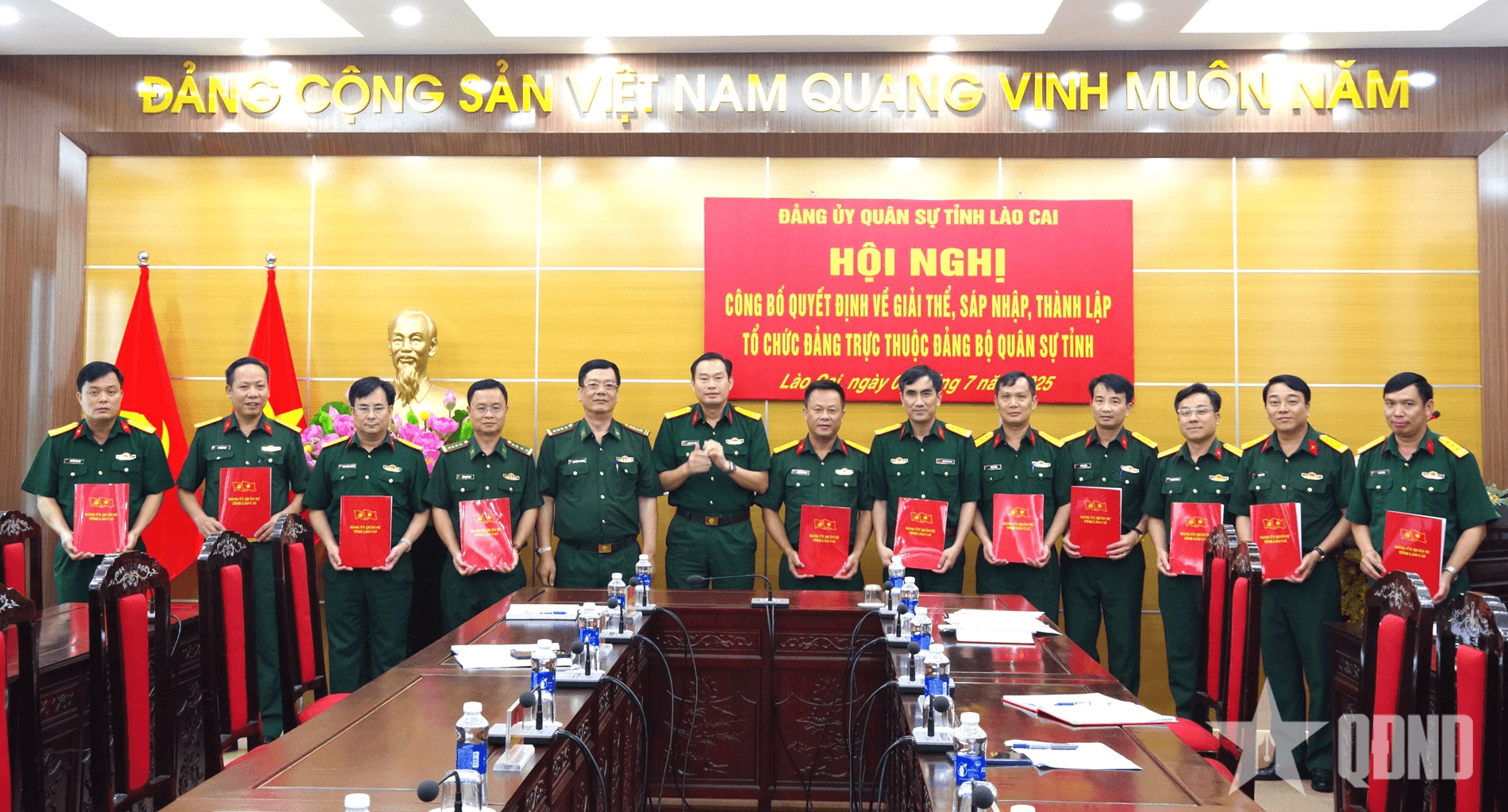 Đảng ủy Quân sự tỉnh Lào Cai trao quyết định thành lập các tổ chức cơ sở Đảng trực thuộc