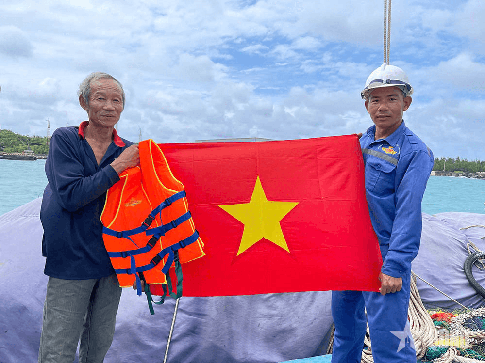 Trung tâm dịch vụ Hậu cần-Kỹ thuật đảo Trường Sa hỗ trợ sửa chữa tàu cá ngư dân