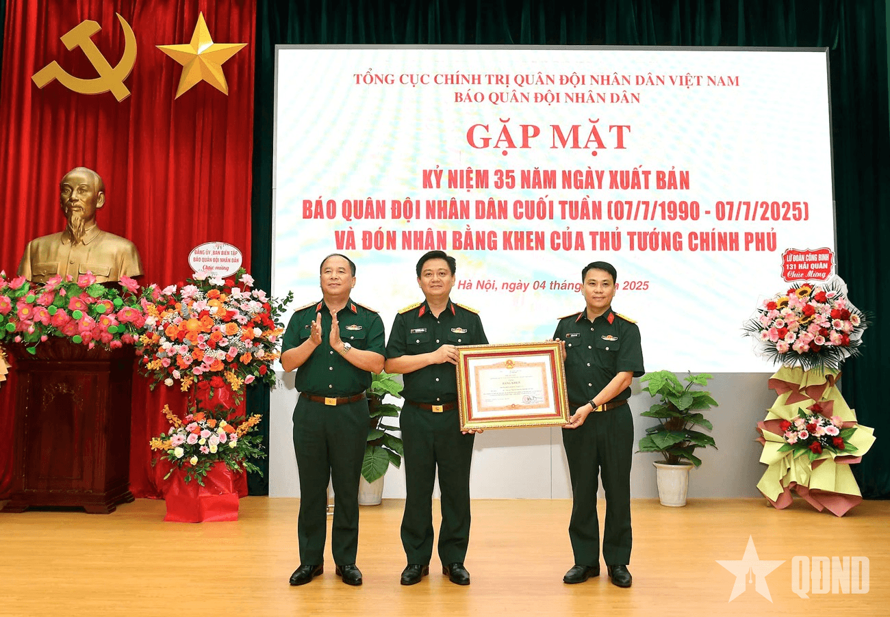 Báo Quân đội nhân dân Cuối tuần đón nhận Bằng khen của Thủ tướng Chính phủ
