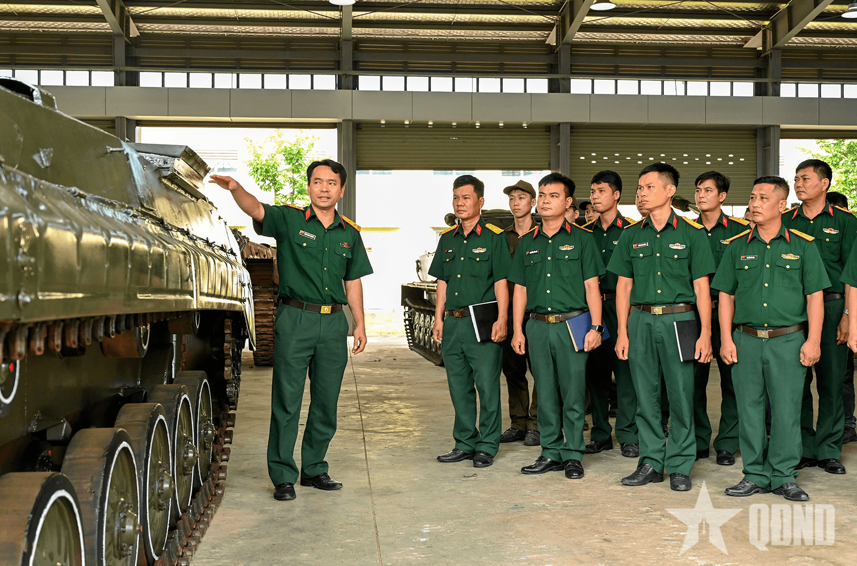 Tập huấn lực lượng sơn phương tiện quân sự phục vụ diễu binh, diễu hành