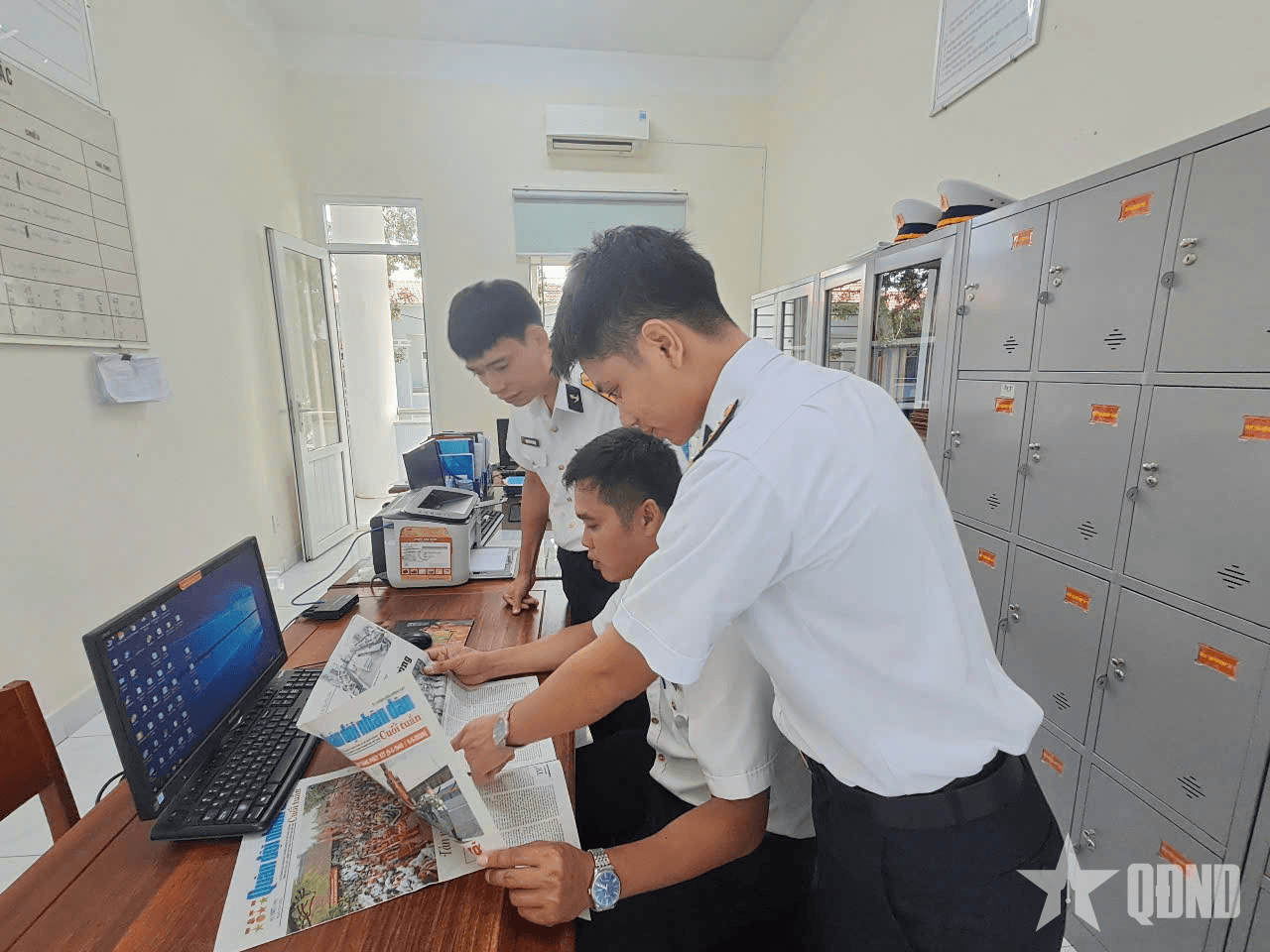 Trang báo đọng đầy chất lính