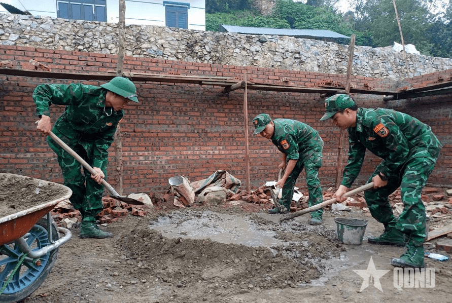 Xóa nhà tạm ở xã biên giới Dào San