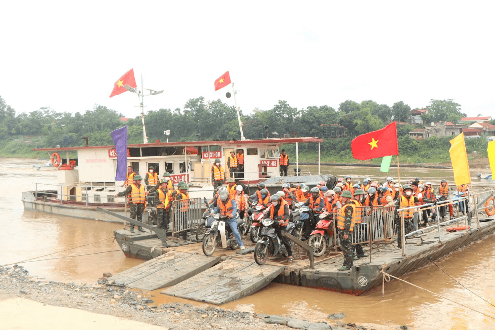 Vận hành lại phà quân sự ở khu vực cầu Phong Châu