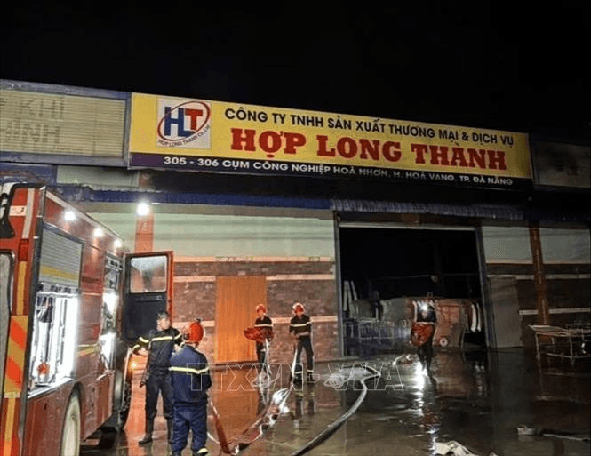 Kịp thời khống chế vụ cháy phức tạp tại kho xưởng công nghiệp