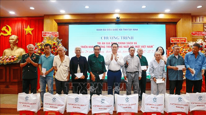 Đồng chí Nguyễn Trọng Nghĩa tặng quà gia đình chính sách tại Tây Ninh