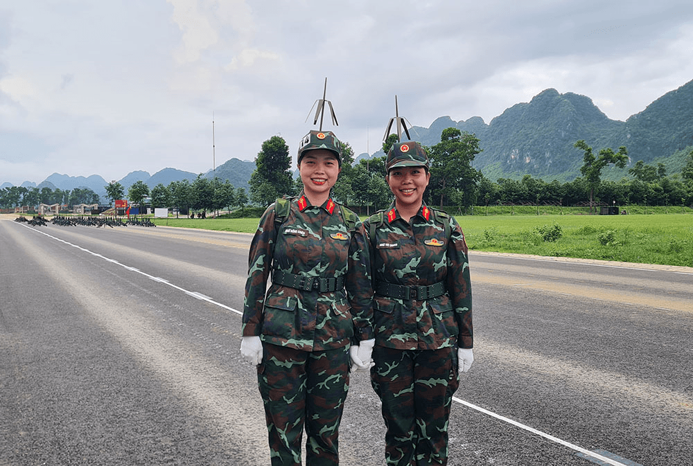 Chị em ruột cùng tham gia diễu binh, diễu hành