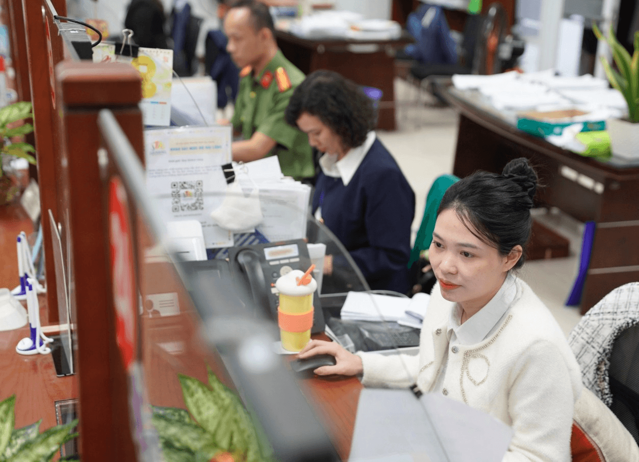 Công chức tự nguyện xin thôi việc hoặc bị cho thôi việc được hưởng chế độ, chính sách nào?