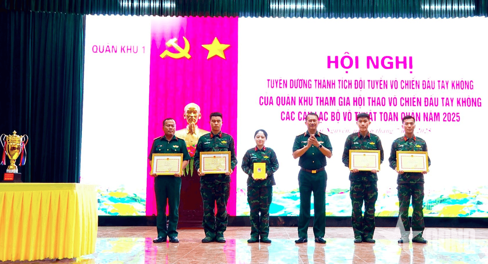 Quân khu 1: Tuyên dương thành tích Đội tuyển võ chiến đấu tay không