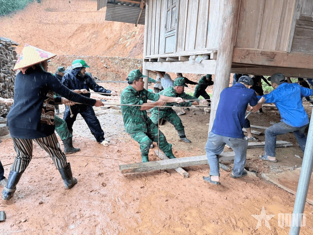 Khẩn trương giúp dân ứng phó với mưa lũ, sạt lở đất