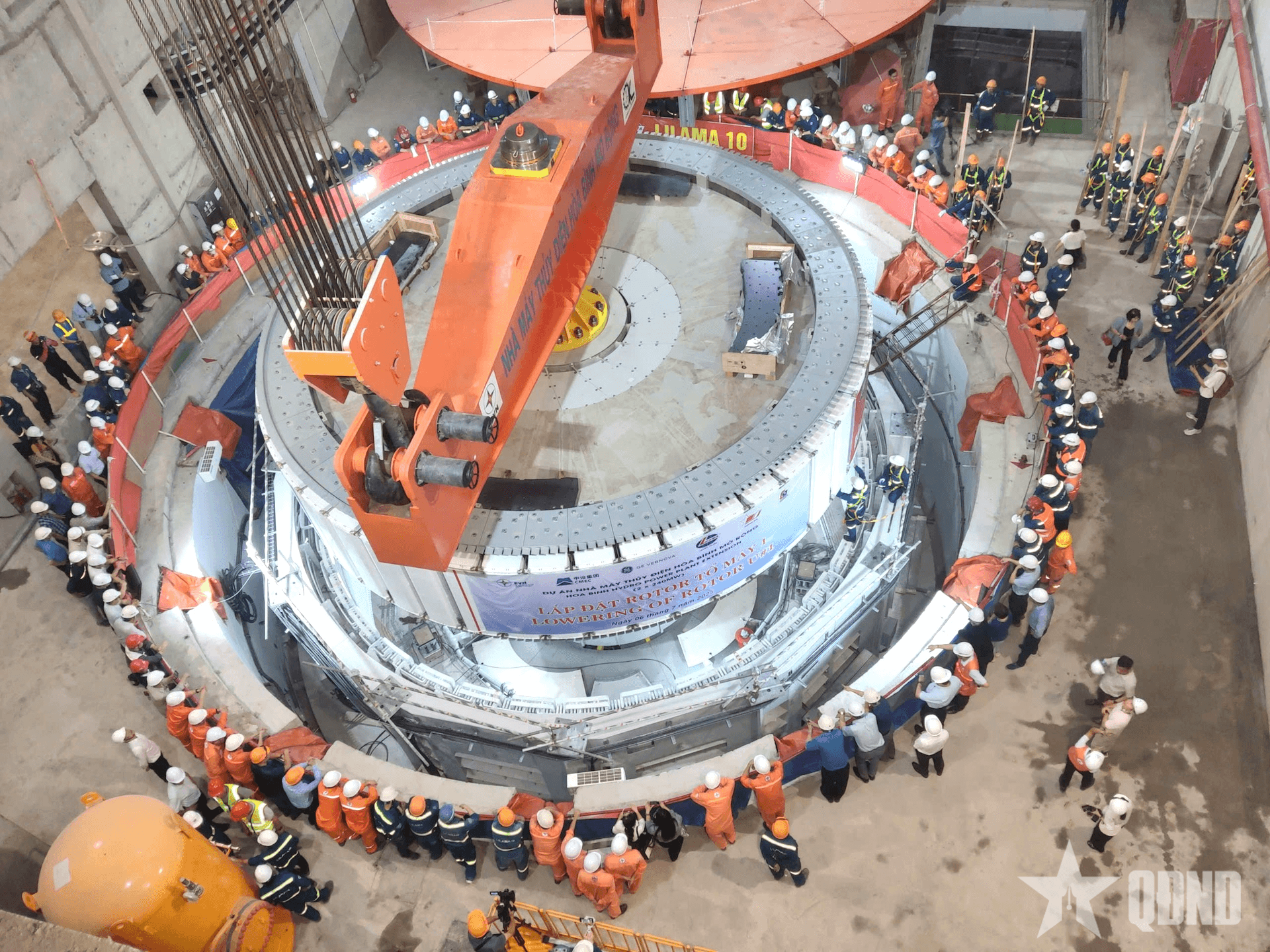 Hạ đặt thành công Rotor tổ máy số 1 dự án thủy điện Hòa Bình mở rộng