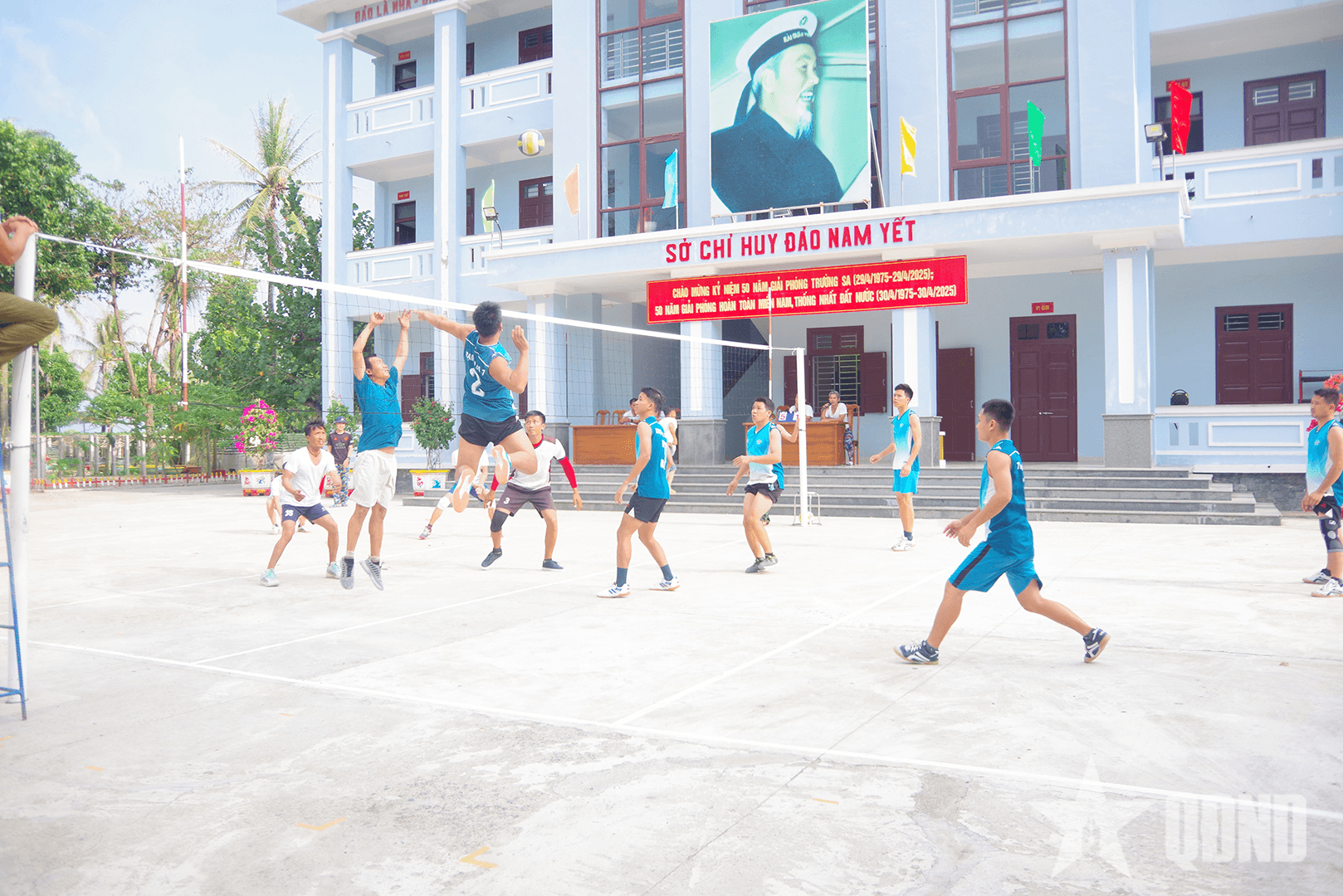 Lặng thầm nơi đầu sóng, vững vàng hướng về Đại hội