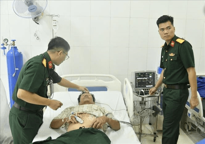 Bệnh xá đảo Nam Yết tiếp nhận cấp cứu ngư dân bị đột quỵ nặng trên biển