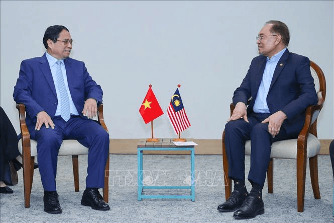 Thủ tướng Phạm Minh Chính gặp Thủ tướng Malaysia nhân Hội nghị BRICS