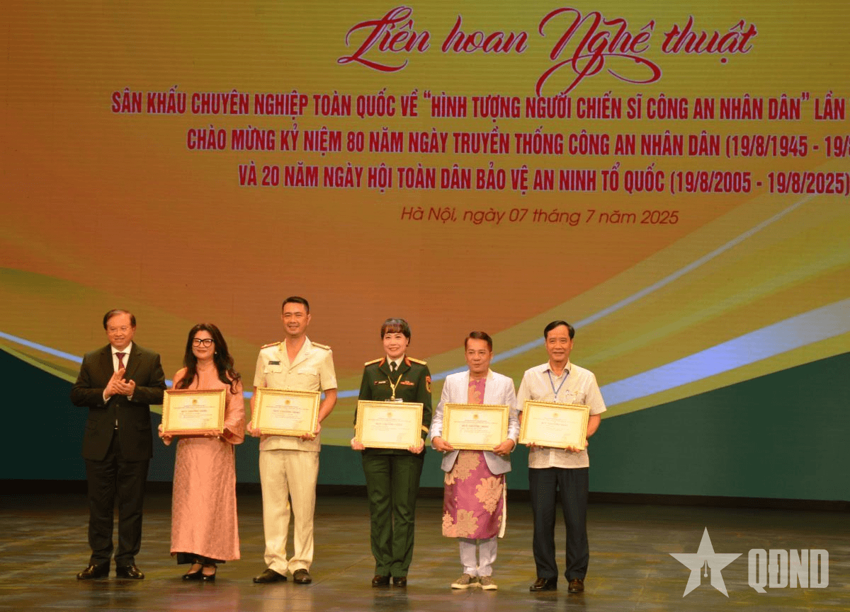Trao 5 huy chương vàng vở diễn về hình tượng Công an nhân dân