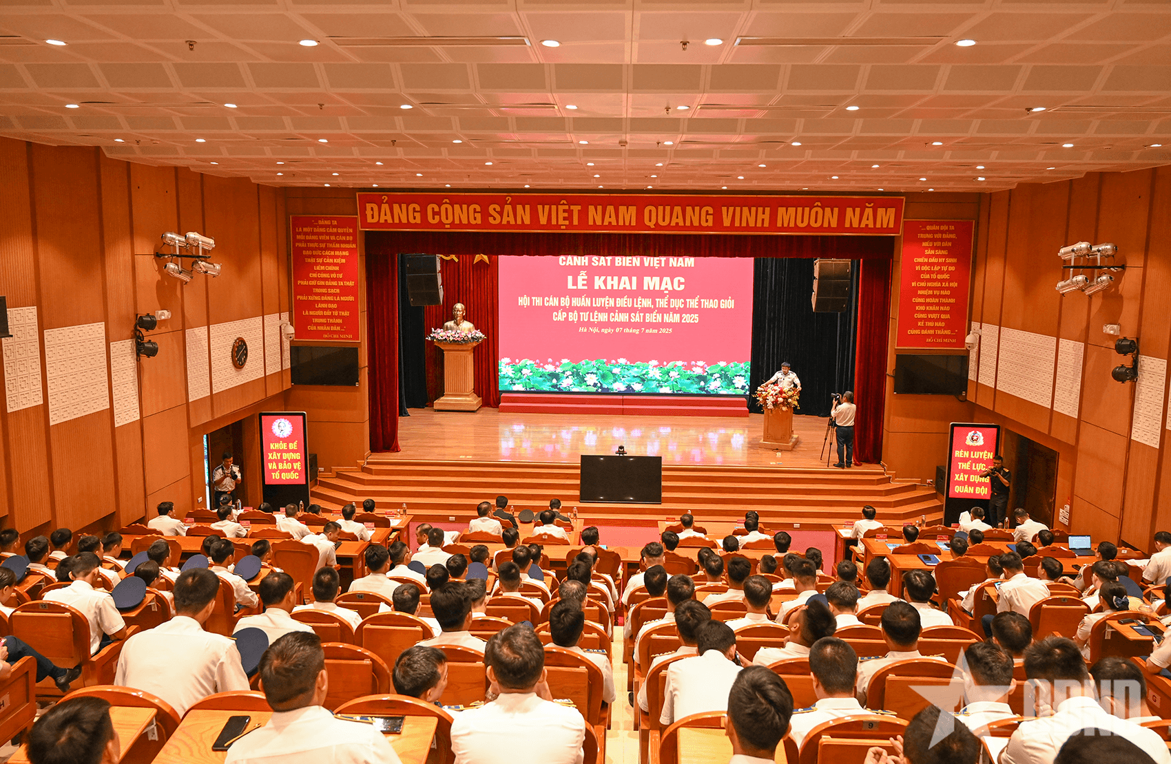 Cảnh sát biển tổ chức thi cán bộ huấn luyện điều lệnh giỏi