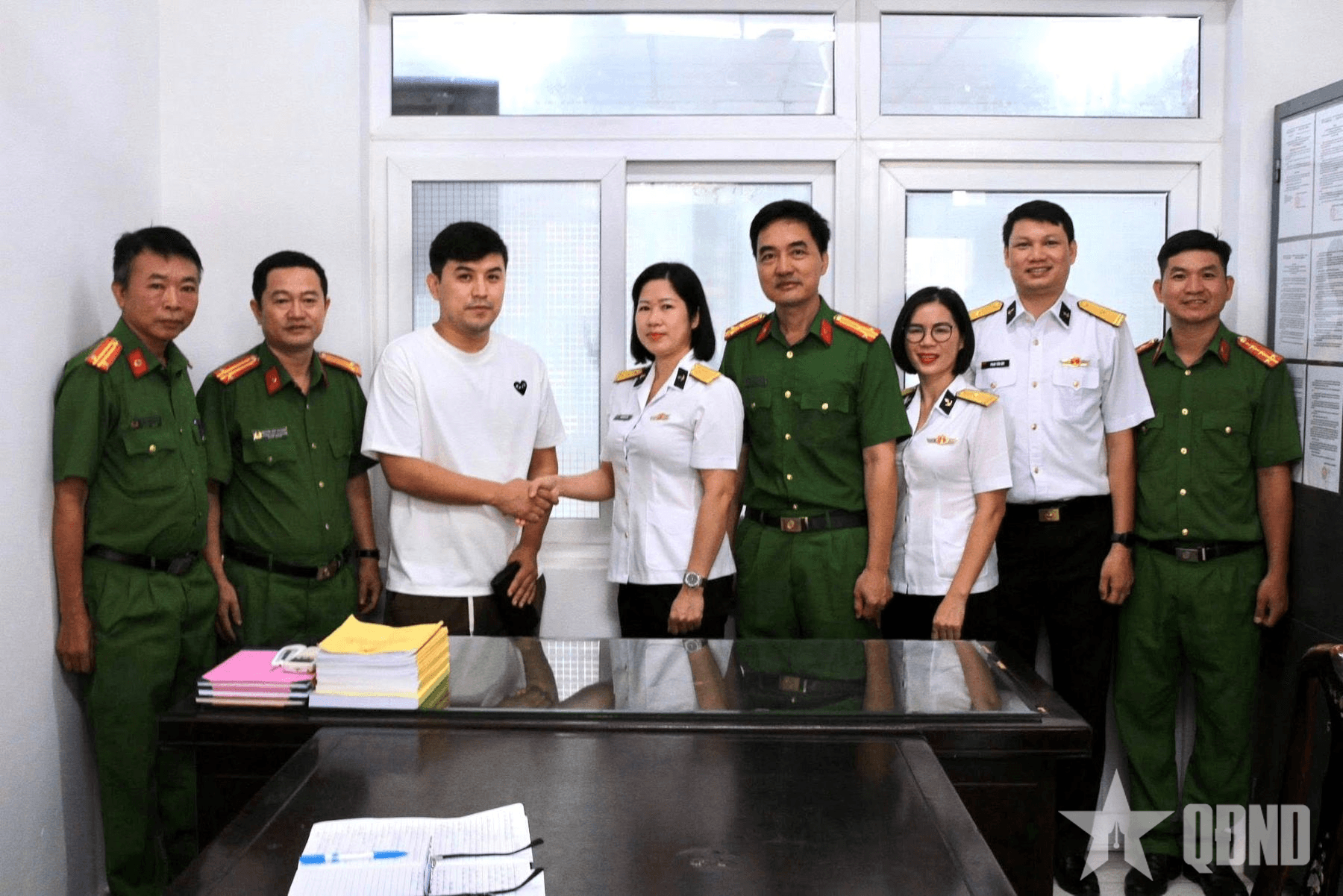 Nữ quân nhân trả lại ví tiền cho người nước ngoài bị đánh rơi