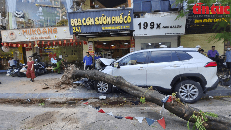 Vụ ô tô đâm liên hoàn xe máy trên phố Trần Đại Nghĩa (Hà Nội): Một nạn nhân tử vong