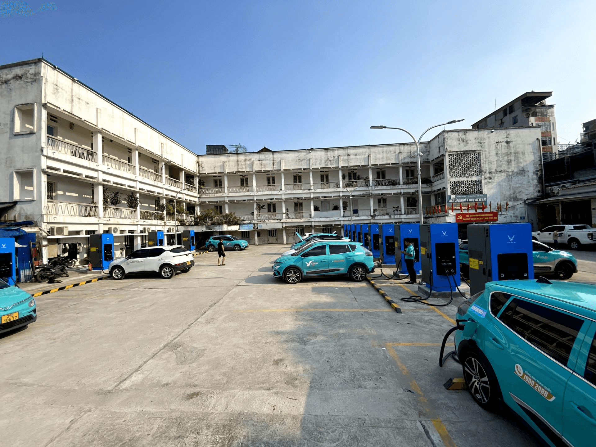Cận cảnh trạm sạc siêu nhanh hỗ trợ tới 30 xe cùng lúc tại 785 Trương Định