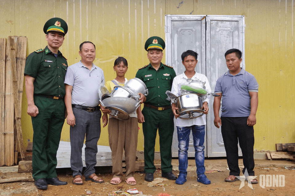 Lai Châu: Trao quà và điện thoại tặng người dân biên giới