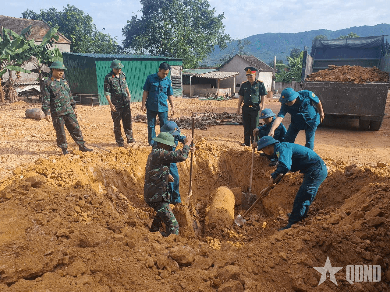 Hủy nổ thành công quả bom nặng 350kg được phát hiện trong vườn nhà dân