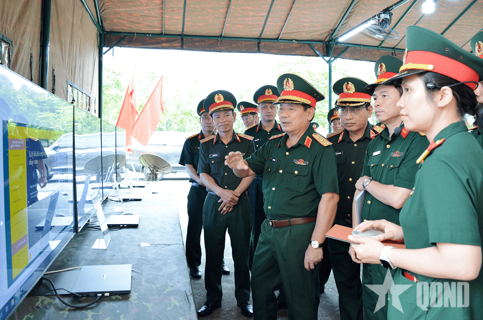 Thượng tướng Lê Huy Vịnh làm việc với Binh chủng Thông tin liên lạc