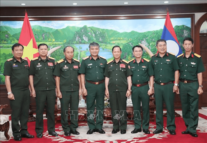 Trung tướng Nguyễn Văn Hiền chào xã giao Bộ trưởng Quốc phòng Lào